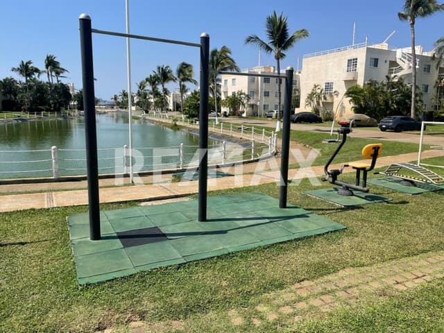 Departamento en Venta Planta Baja, Frente a Playa Bonfil, Diamante, Acapulco.  puente del Mar