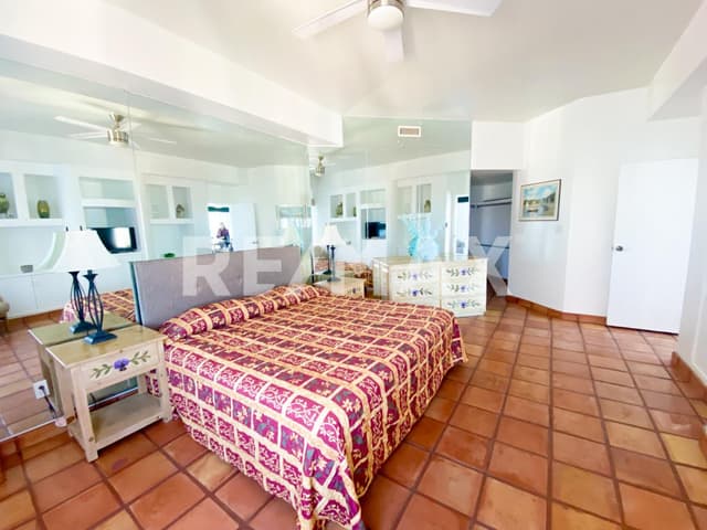 Invierte Frente al Mar: Condominio de 1 Recámara en Venta 