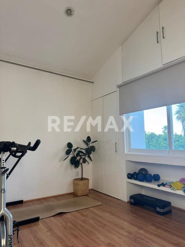 Casa en Venta Vista Real Country Club Querétaro  con Terraza, Cava y Jardín