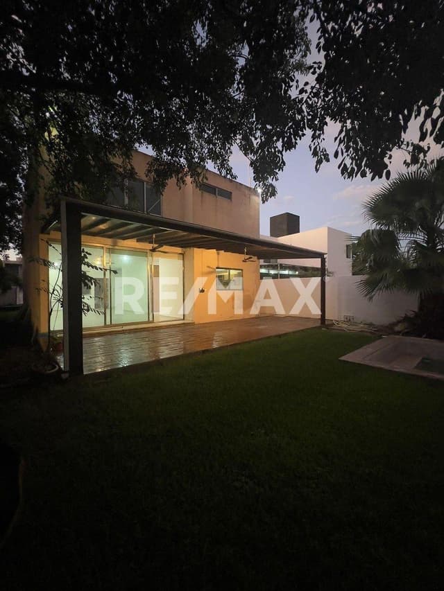 CASA CON AMPLIO TERRENO EN DZITYA