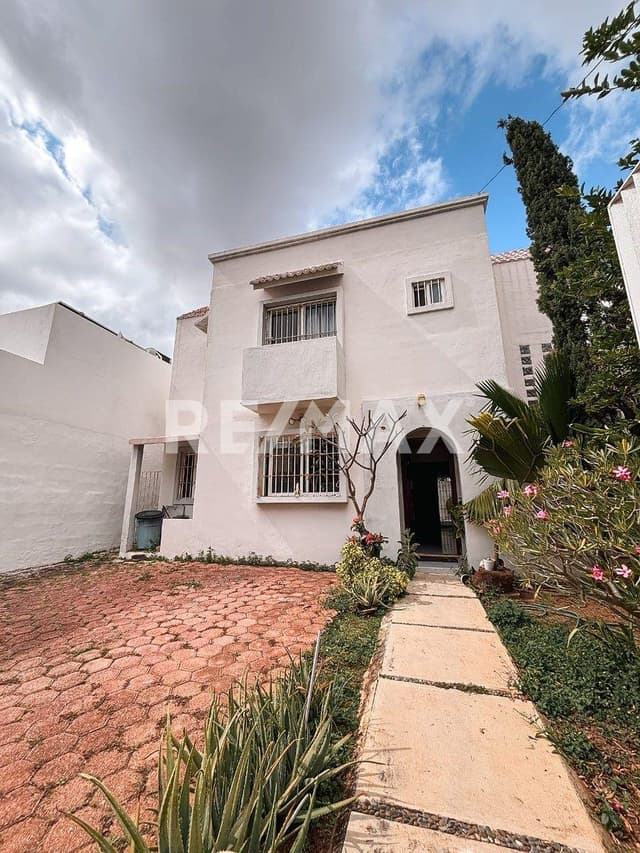 Casa con Alberca a 2 Cuadras de City Center y Av. García Lavín – NTE de Mérida