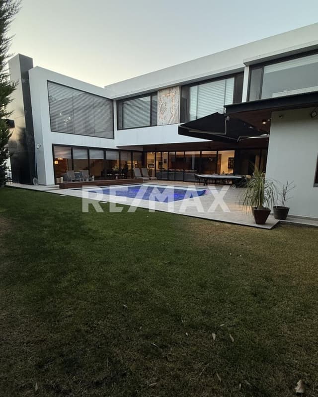 Casa en venta con alberca en el campanario Querétaro