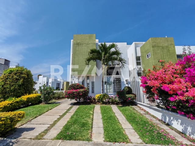 Venta de Casa en condominio en Cumbres de Xochitepec, Morelos...Clave 6148