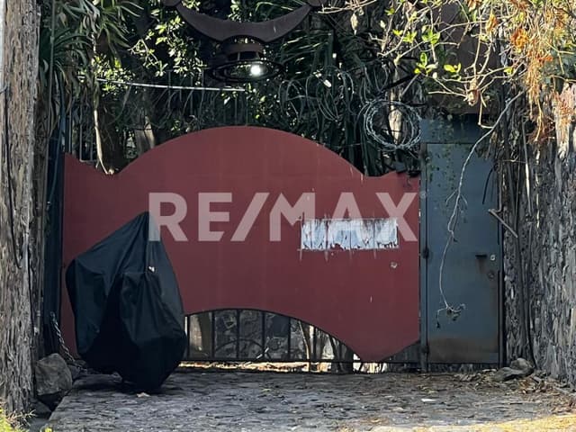 TERRENO CON 3 CASAS EN CUERNAVACA / 6,000m2 de Terreno