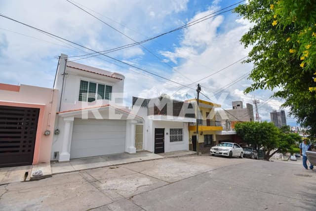 Casa en El Centro de Mazatlán con Vista Parcial al Mar