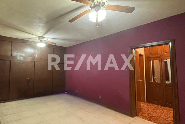 AMPLIA CASA EN ZONA RESIDENCIAL CON JARDIN Y AREA SOCIAL 