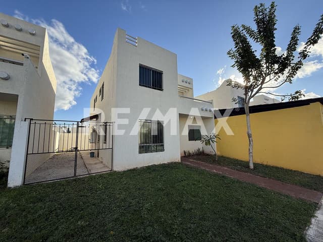 Casa Equipada en Las Américas | 3 Recámaras | Amplio Terreno de 200 m²