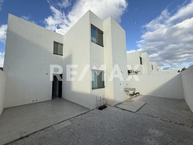 Casa Equipada en Las Américas | 3 Recámaras | Amplio Terreno de 200 m²