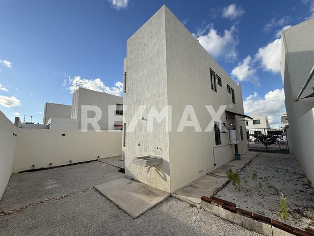 Casa Equipada en Las Américas | 3 Recámaras | Amplio Terreno de 200 m²