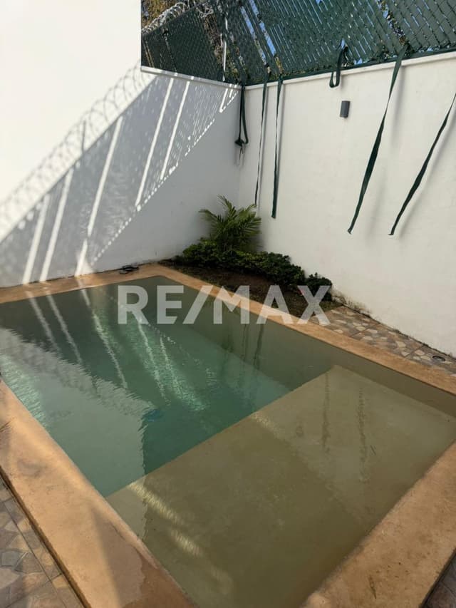 Casa en renta en Sodzil Norte, con recamara en planta baja.