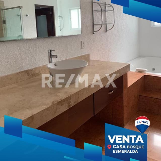 Preciosa Casa en venta en Zona Esmeralda, dentro del fraccionamiento Bosque Esmeralda en puerta de Temoaya, Amplio terreno y seguridad.