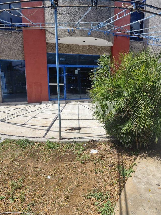 Local en Renta sobre avenida