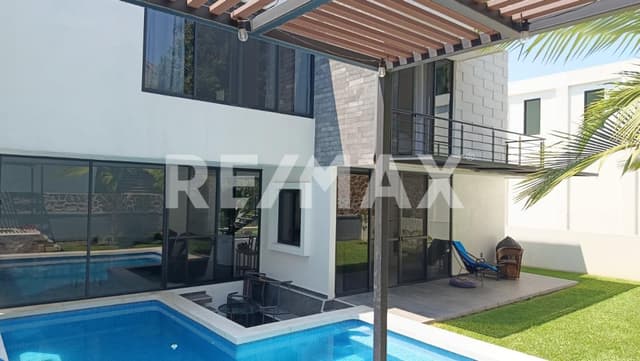 Venta de casa con doble altura y alberca en Lomas de Cocoyoc… Cv-6177
