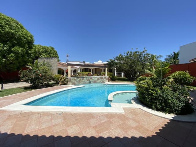 Venta de Casa con grandes dimensiones de 4 Habitaciones en Cholul