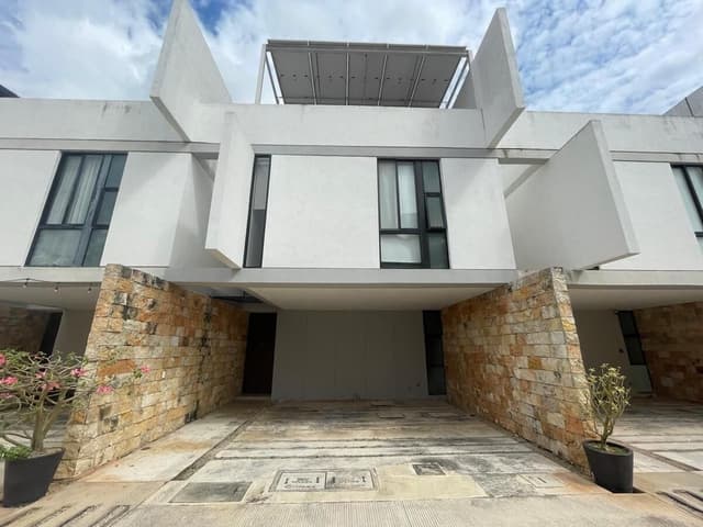 Venta y Renta de Townhouse en Benito Juárez Norte, Mérida con Paneles Solares