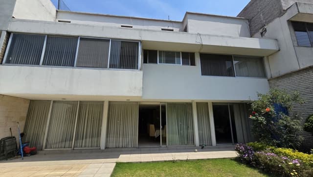 TECAMACHALCO: CASA A UNOS METROS DE MONTE LÍBANO, CON JARDÍN AMPLIO