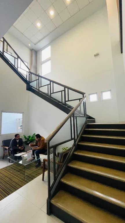 Bodega Industrial con Oficinas Amuebladas Disponible en Renta