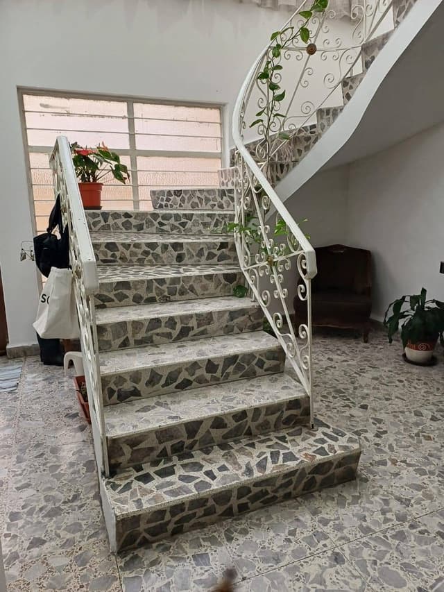 VENDO PRECIOSA Y AMPLIA CASA A TRATAR