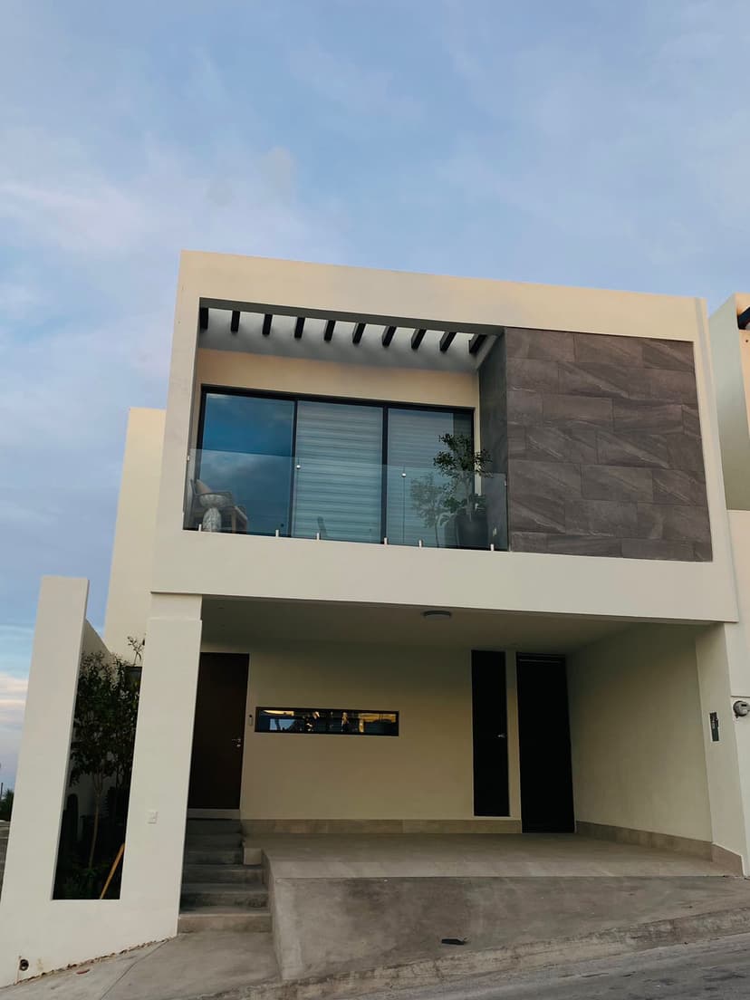 ¡Preciosa casa en venta en el poniente de Monterrey!