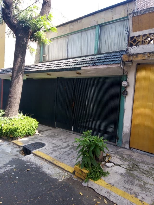 Se vende CASA DE 3 PISOS EN EXCELENTE UBICACIÓN. (escuelas, tiendas, metro, transporte público).
