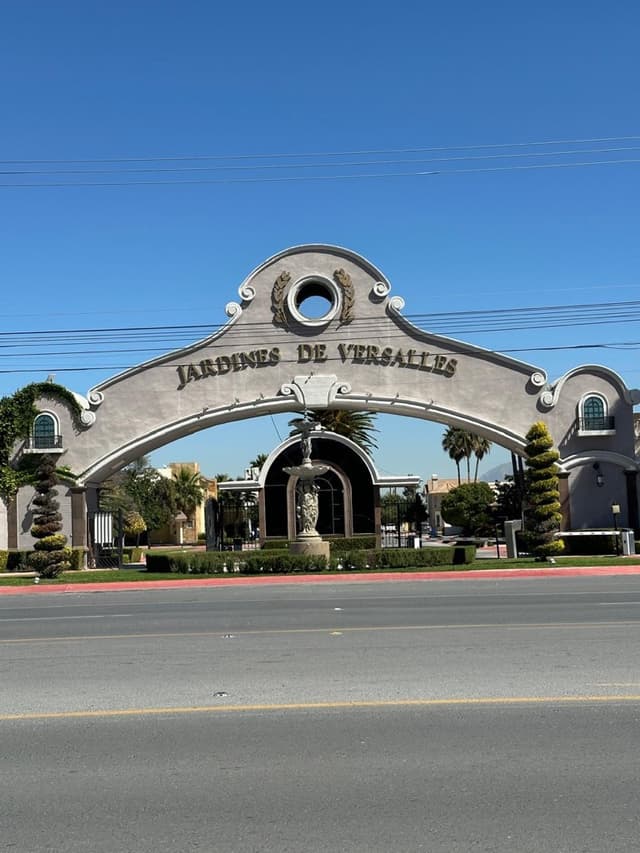 Se renta casa muy amplia en Jardines de Versalles