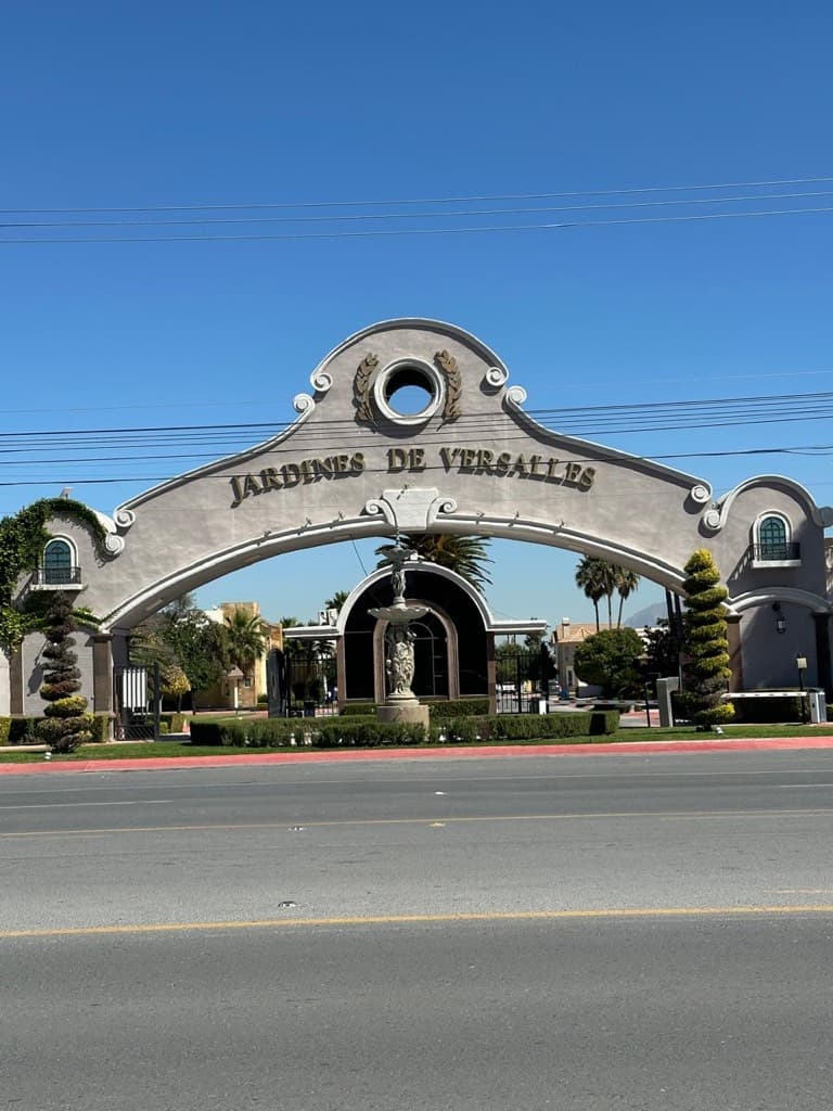 Se renta casa muy amplia en Jardines de Versalles