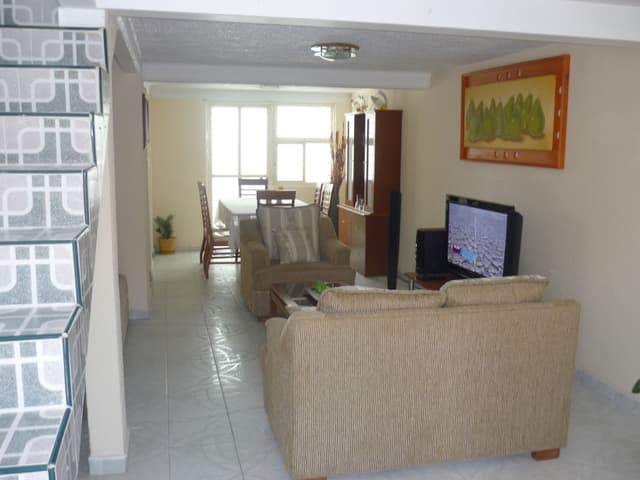 CASA CERCA DEL METRO MUZQUIZ, 4 RECAMARAS, 4 BAÑOS, JACUZZI, LOSETA DE CERAMICA EN TODA LA CASA Y AZULEJO COCINA INTEGRA