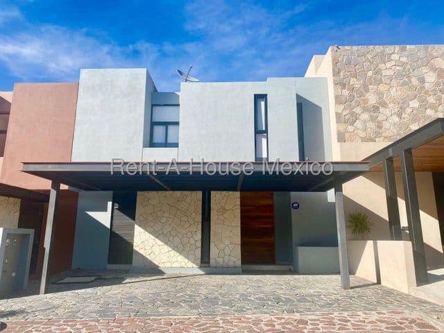 Casa en venta en Altozano, Querétaro. Fraccionamiento con club de alto nivel