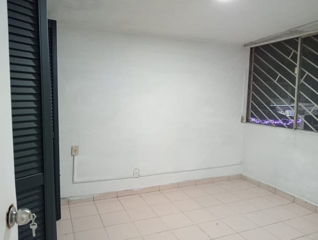 Renta casa dos plantas con estacionamiento