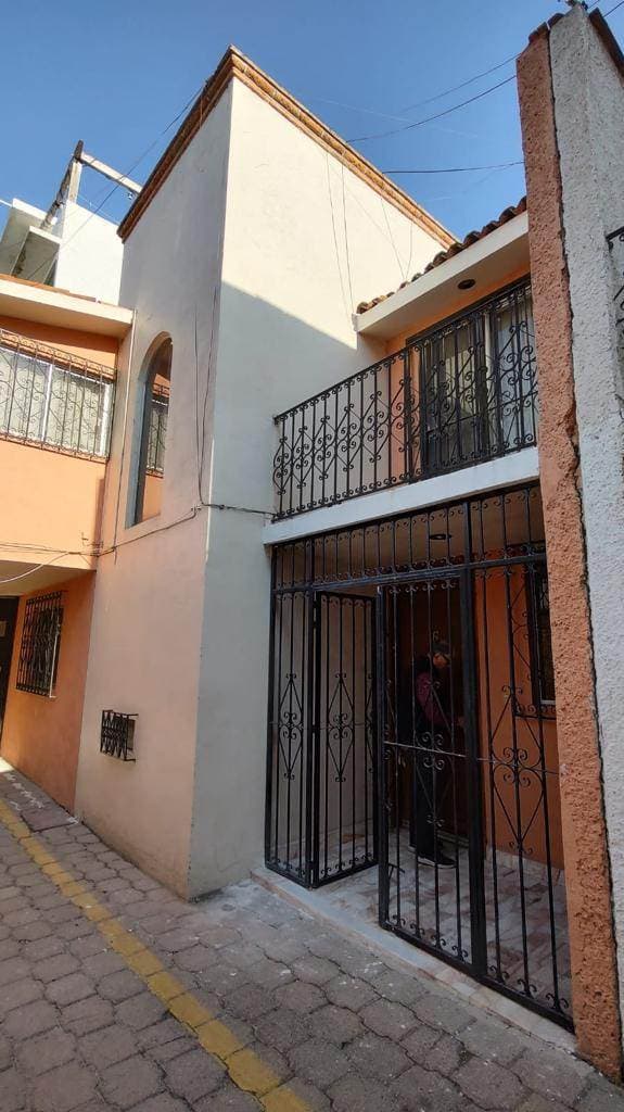 Casa en renta a pie de calle, en colonia Calesa