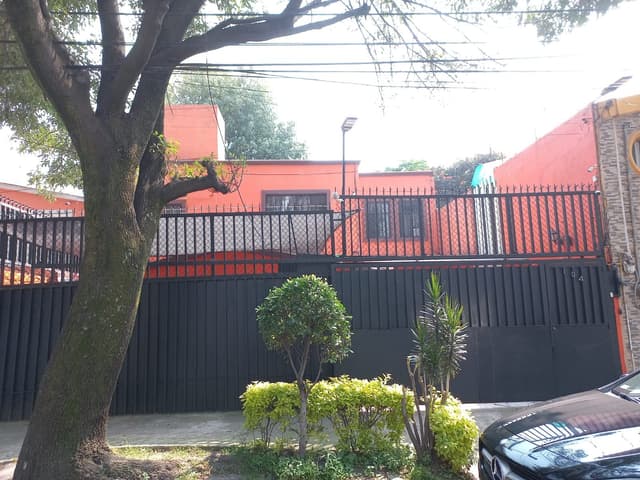 Venta de hermosa Casa al sur en Coapa cerca de Pabellón Cuemanco Ubicación privilegiada en zona residencial.