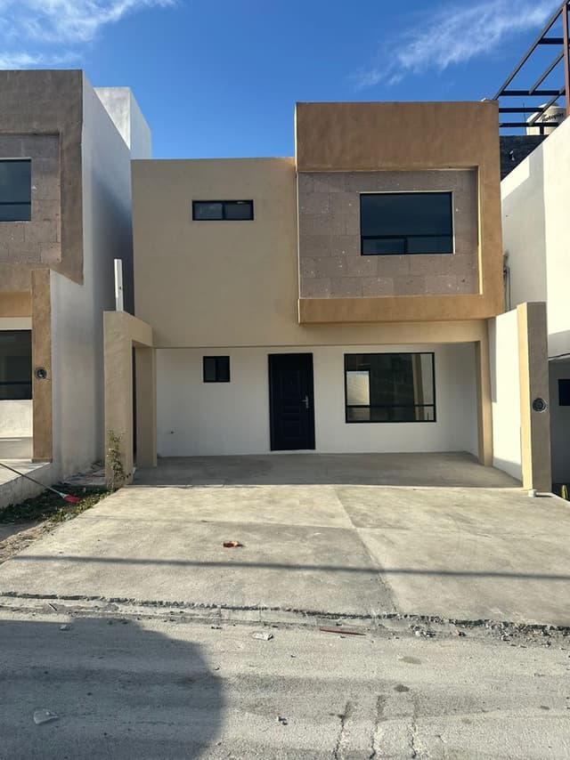 Se vende nueva casa al Poniente en Rincon San Vicente