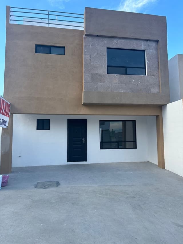 Se vende casa nueva al poniente con terraza