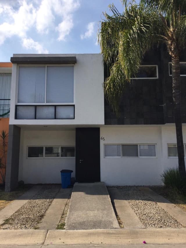 CASA EN COTO CON SEGURIDAD A UN COSTADO DE BUGAMBILIAS