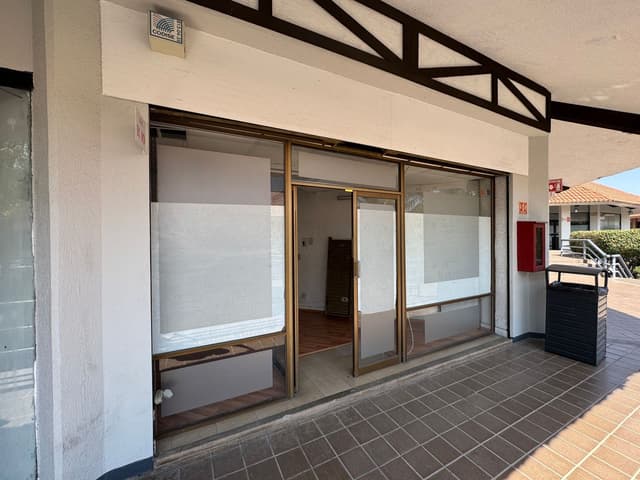 Local en renta en planta alta, ideal oficinas o servicios. Plaza Bonita