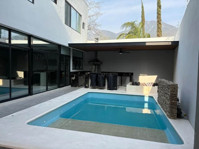 CASA EN VENTA con alberca en colonia Almendros Residencial, El Uro, Carretera Nacional, Monterrey, área social de lujo