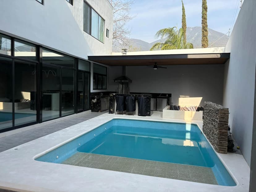CASA EN VENTA con alberca en colonia Almendros Residencial, El Uro, Carretera Nacional, Monterrey, área social de lujo
