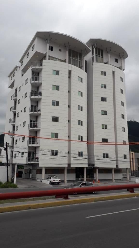 Venta de amplio Departamento en Torre Milenio Zona Sur