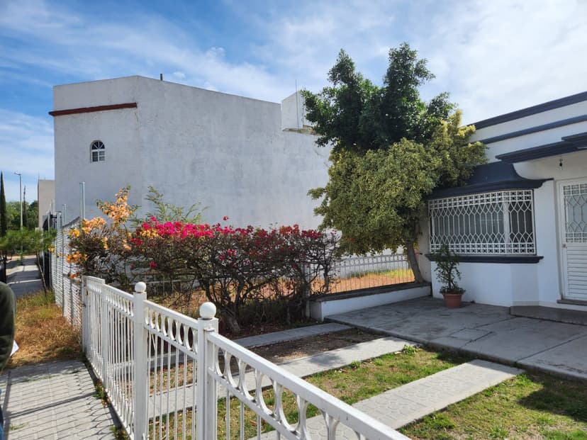 HERMOSA CASA EN RESIDENCIAL ITALIA QUERETARO