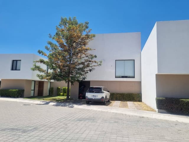 Venta de amplia casa en privada con amenidades en cumbres del lago