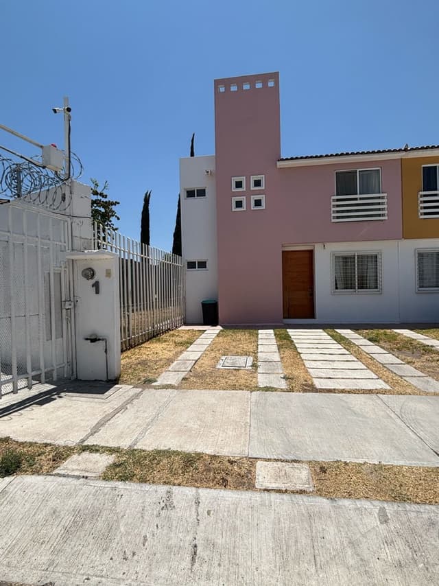 Venta casa cerca Hospital Angeles. Excedente de terreno y en esquina