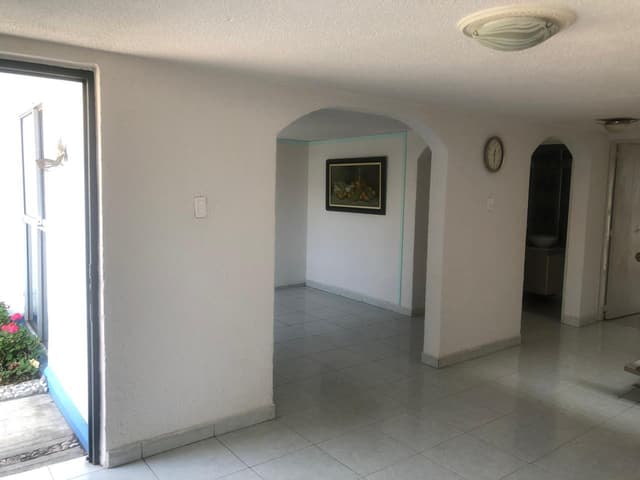 Venta de casa muy iluminada en calle con vigilancia en Valle Dorado