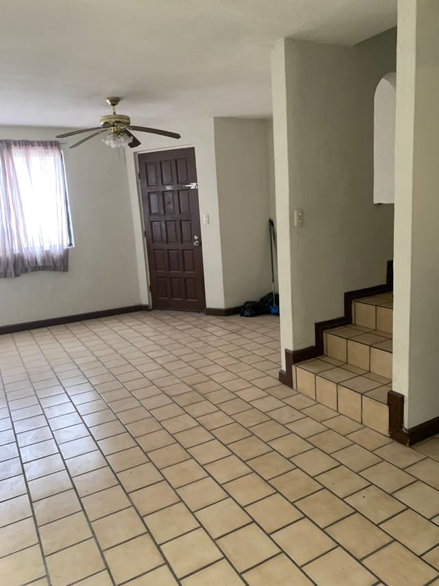 Casa en VENTA, excelente ubicacion por Alejandro de Rodas, cerca del HEB Cumbres, para casa habitacion y/o negocio