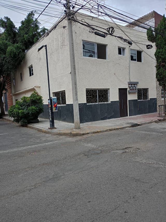 Venta de casa con 5 departamentos