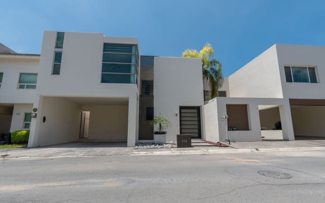 OFREZCO CASA EN VENTA EN LA CARRETERA NACIONAL EN BOSQUES DEL VERGEK