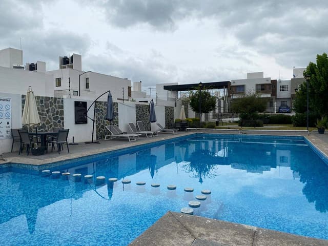 EXCELENTE CASA EN CONDOMINIO CON RECAMARA Y BAÑO COMPLETO EN PLANTA BAJA