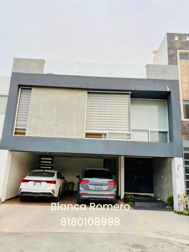 Casa con alberca y frente a parque