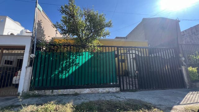 Casa de oportunidad con cuartos para renta en Jardines del Sol