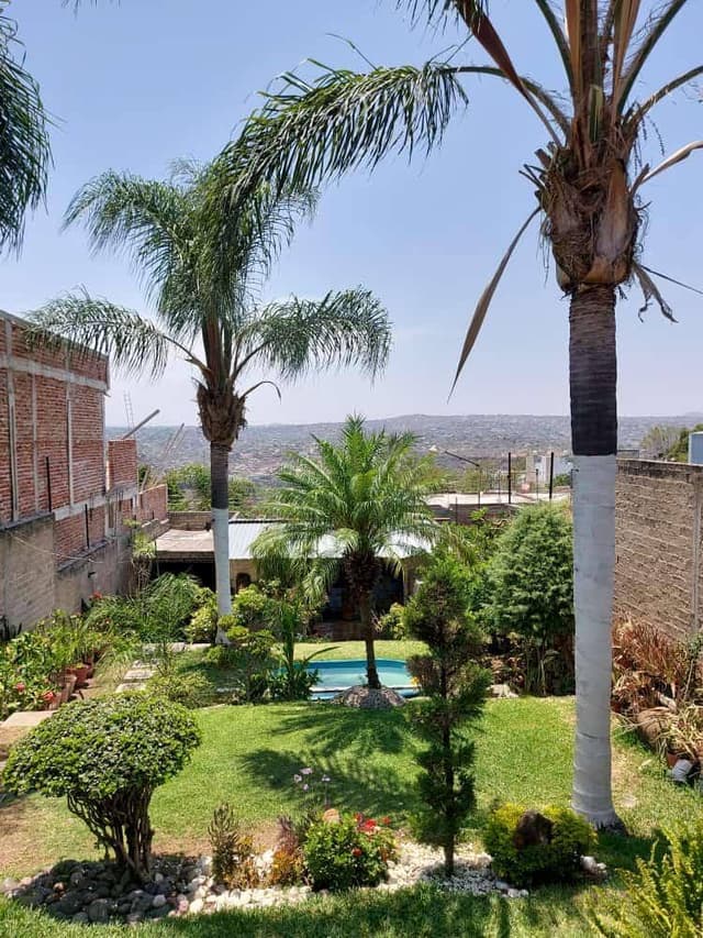 Hermosa casa con jardin grande