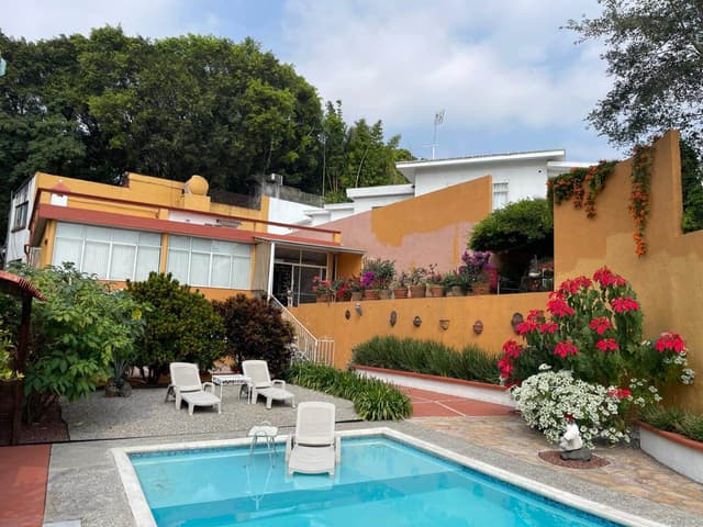 CASA SOLA EN VENTA EN EL MIRAVAL CUERNAVACA